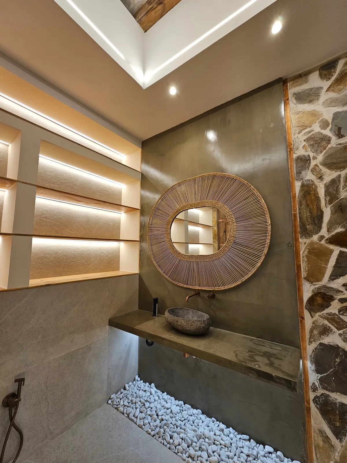 Baño con iluminación LED integrada, instalada por Eléctrica Messi