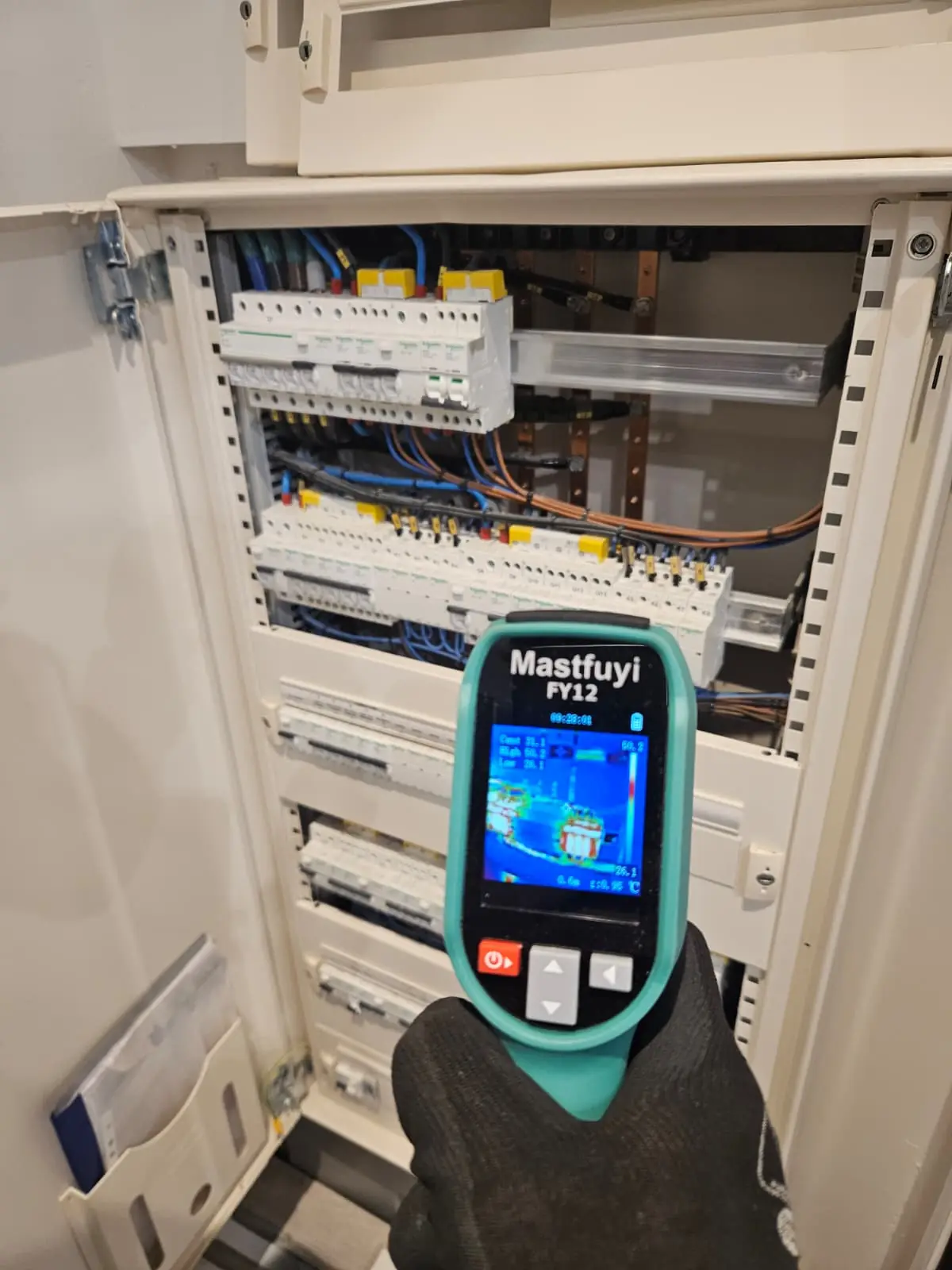 Diagnóstico de avería con cámara térmica en un cuadro eléctrico