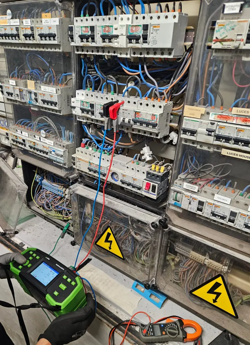 Revisión de un cuadro eléctrico con comprobador antes de emitir el boletín